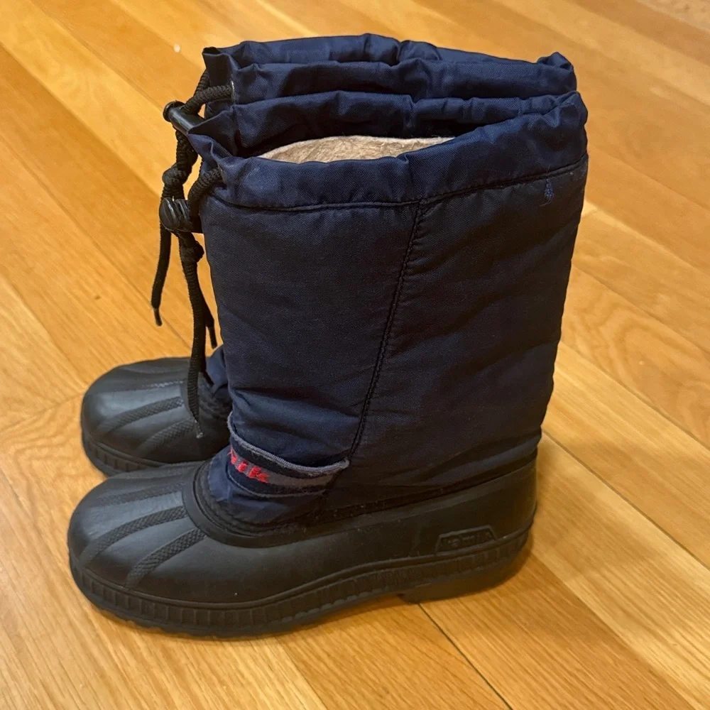 Kamik boys snow boots size 5 .